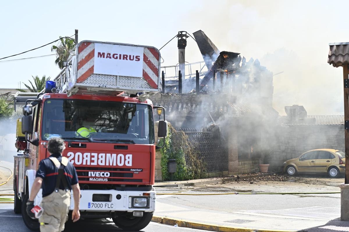 En imágenes | Un incendio calcina el restaurante La Junquera de Zaragoza