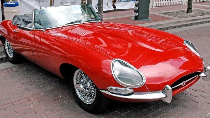 Gleich mehrfach in Port Adriano vertreten: der Jaguar E-Type.