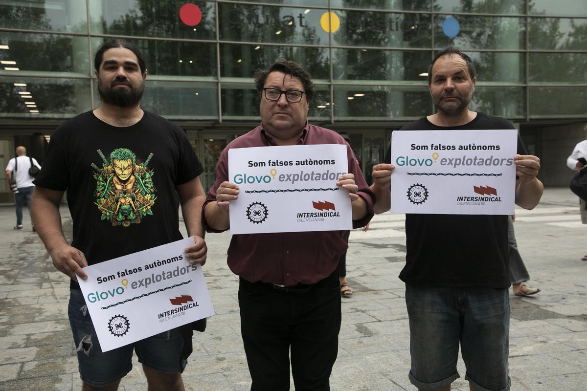 Varios riders junto al representante de Intersindical Marco Antonio Llerena (centro) en la ciudad de la justicia de València.