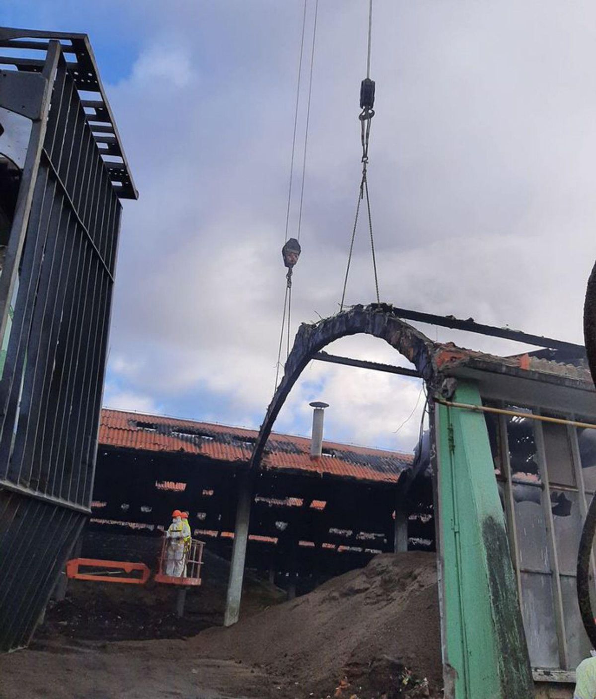 Trabajos para retirar material quemado. | // FDV