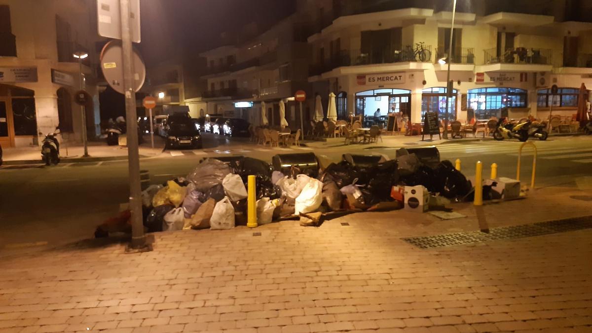 En Alcúdia también se amontonan las bolsas de desechos de recoger