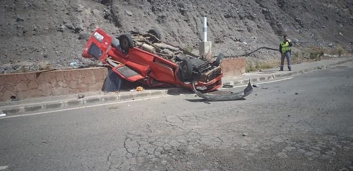 Un vehículo se precipita por una ladera hasta caer destrozado en la vía