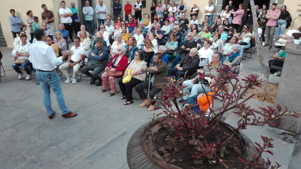 Francis Candil, candidato de CC al Ayuntamiento de Las Palmas de Gran Canaria en un mitin ante los vecinos del Cono Sur