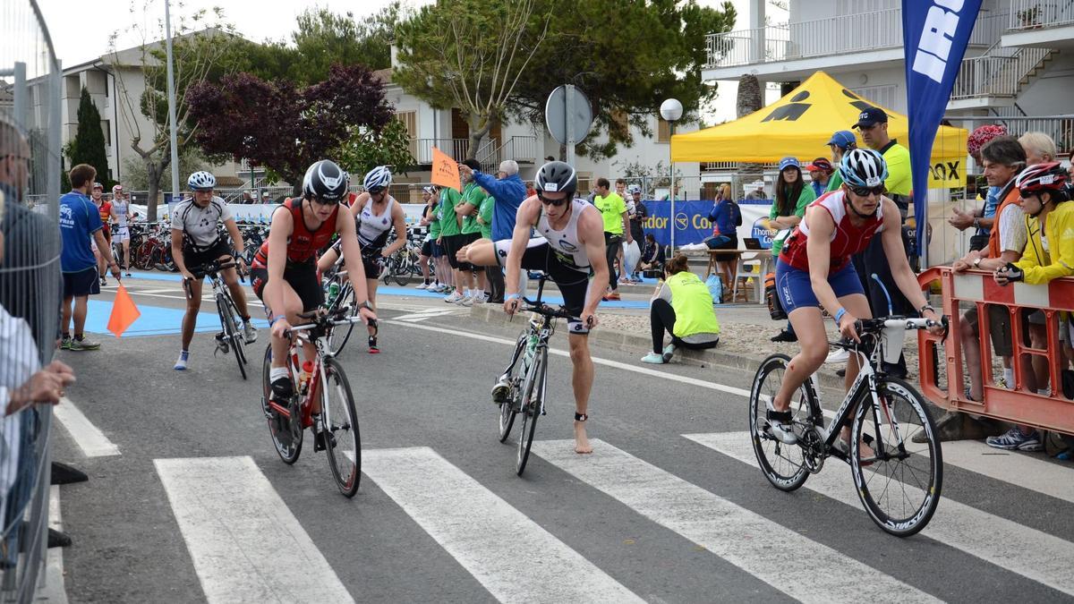 Imagen de una pasada edición del Ironman en el puerto de Alcúdia