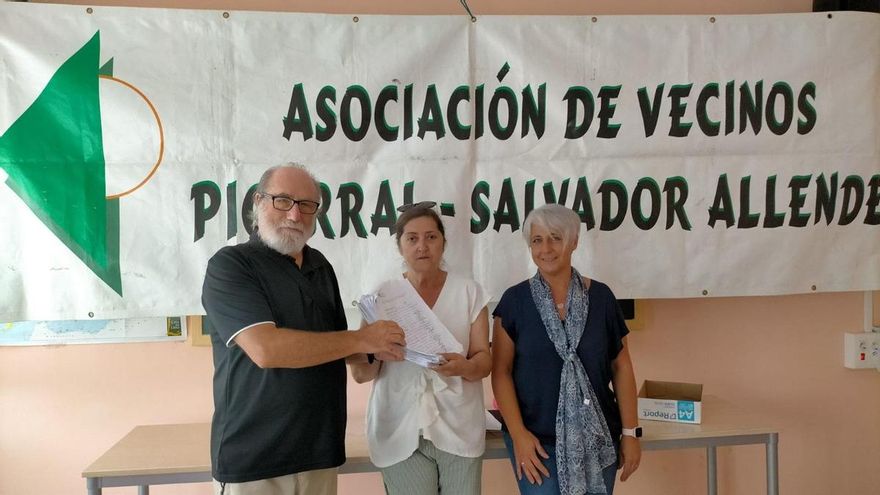 El Picarral protesta contra la llegada de las zonas azules y naranjas y recoge más de 3.300 firmas