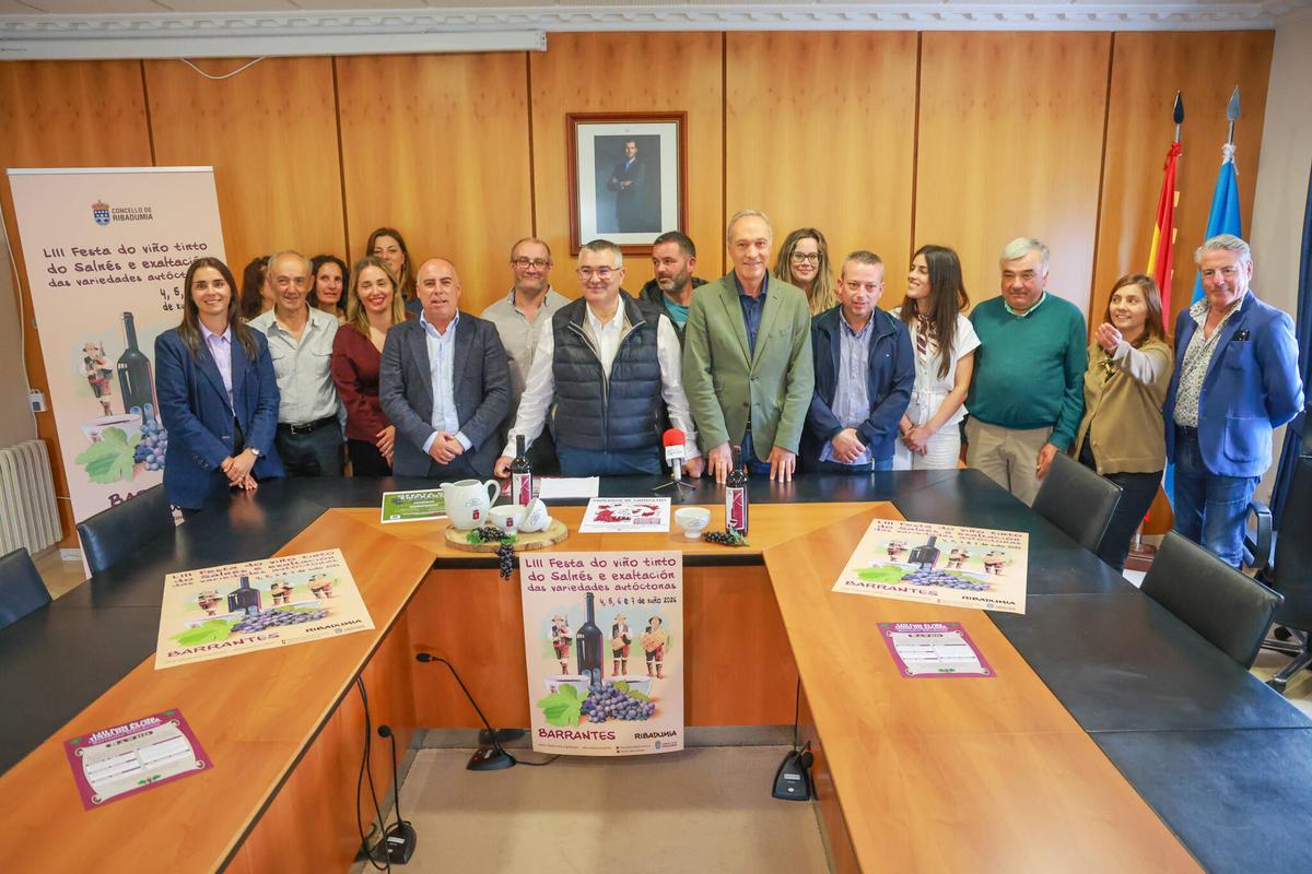 Autoridades y miembros de la comisión organizadora de la Festa do Tinto de Barrantes.