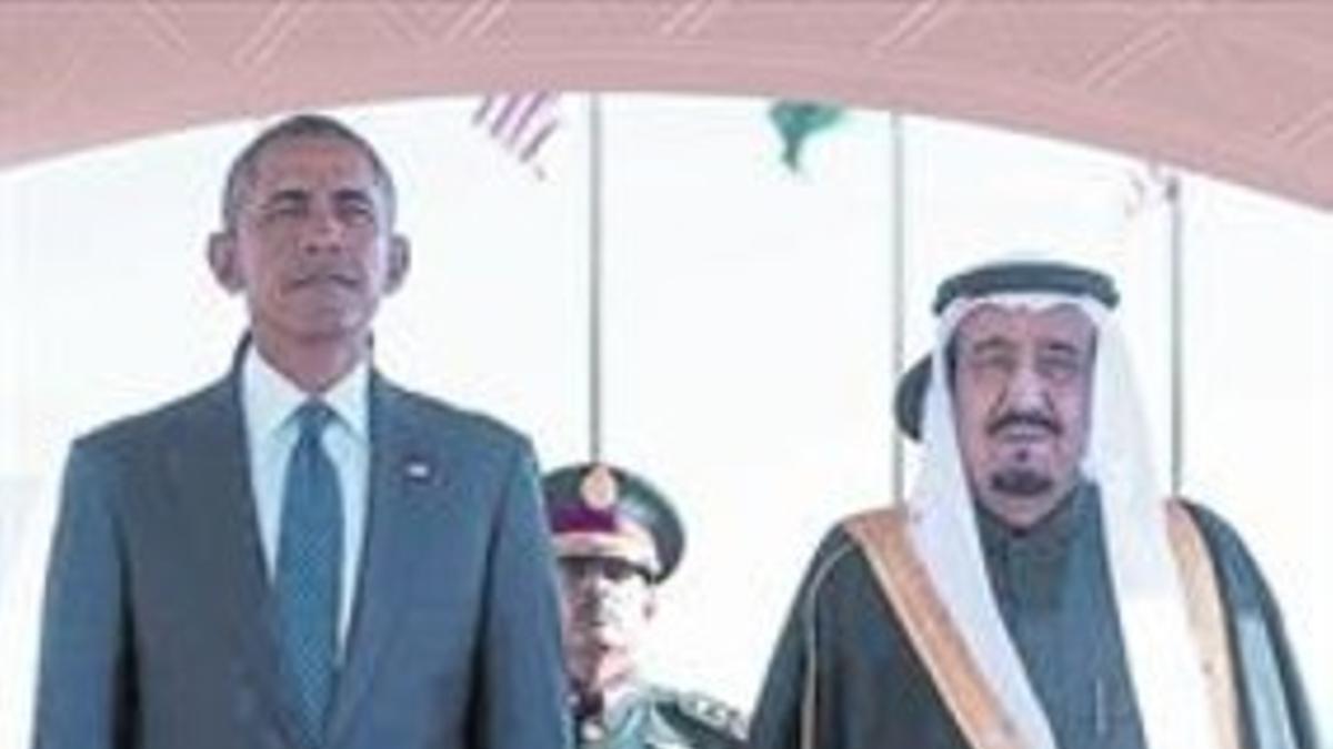 Calidez bilateral 8 Obama, junto al rey saudí Salman, en Riad, ayer.