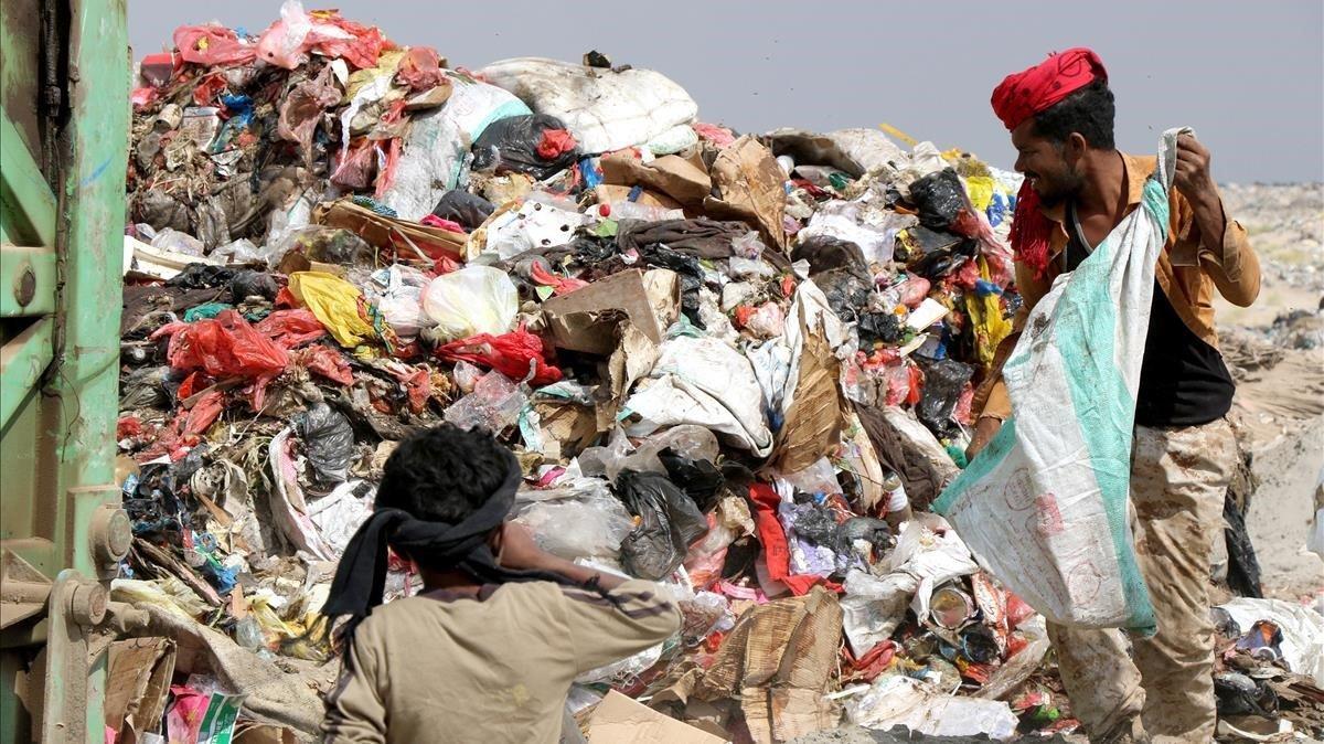 zentauroepp46414107 people search for food at a garbage dump in aden  yemen dece190106172719