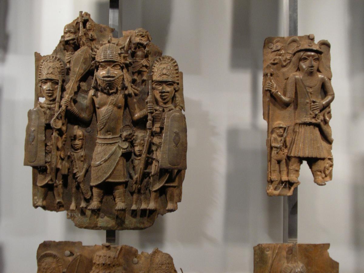 Dos bronces de Benín en el Victoria and Albert Museum de Londres.