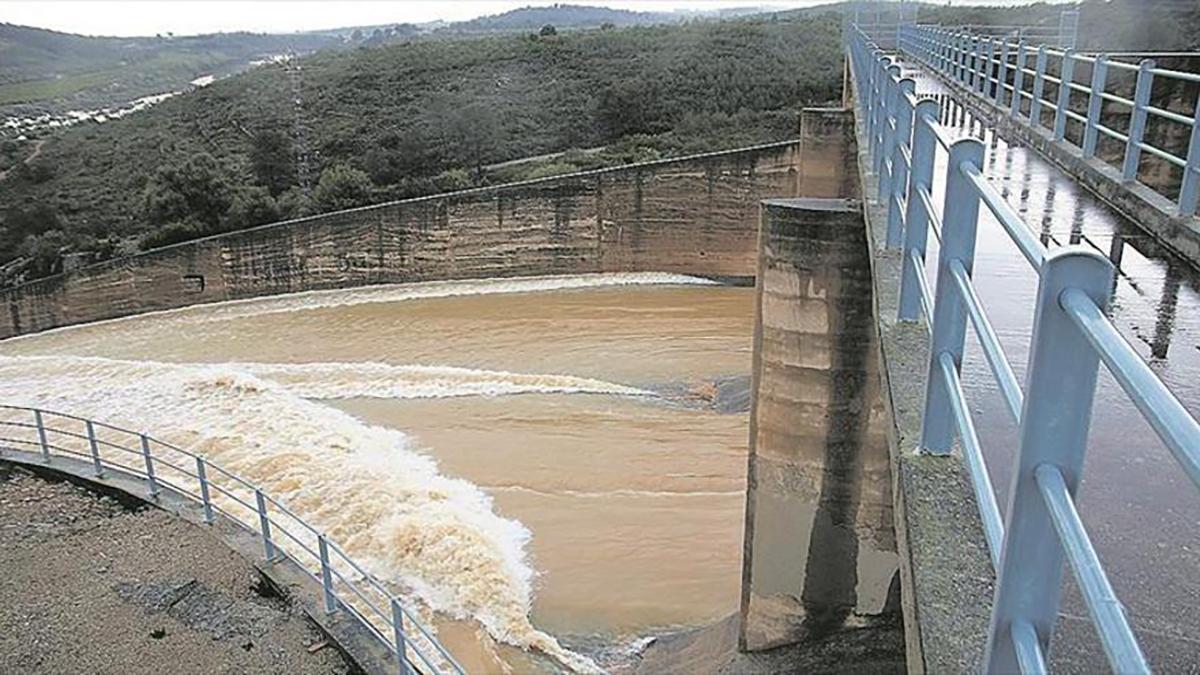 Vídeo: Espectacular desembalse en la presa de María Cristina, tras las lluvias del temporal