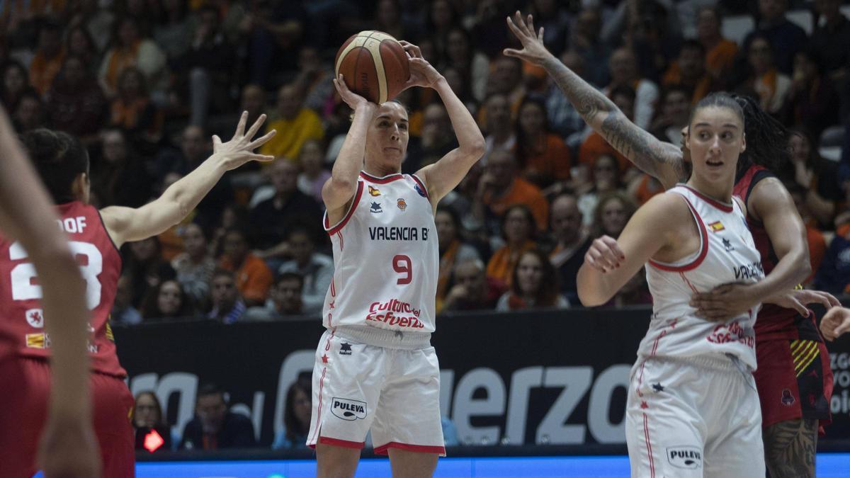 Queralt Casas, en el partido ante el Casademont Zaragoza en la Euroleague Women