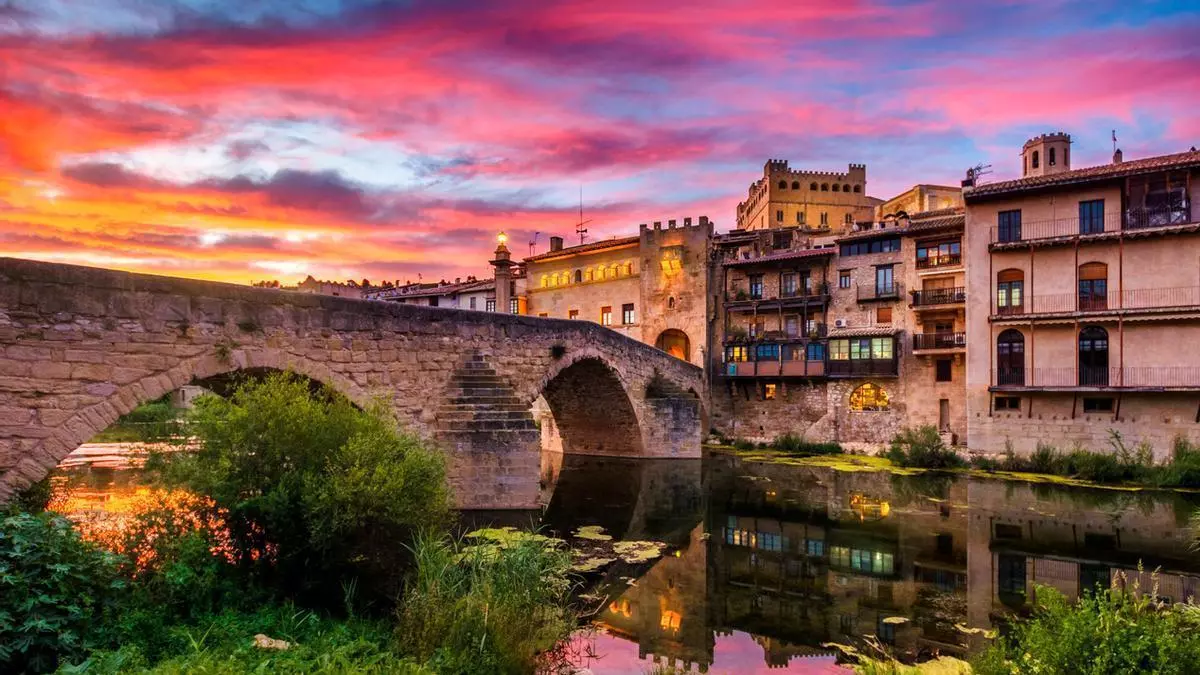 Nadie la visita, pero dicen que es la Toscana española: una región con 18 pueblos de piedra dorada entre olivos centenarios y cañones en una provincia olvidada