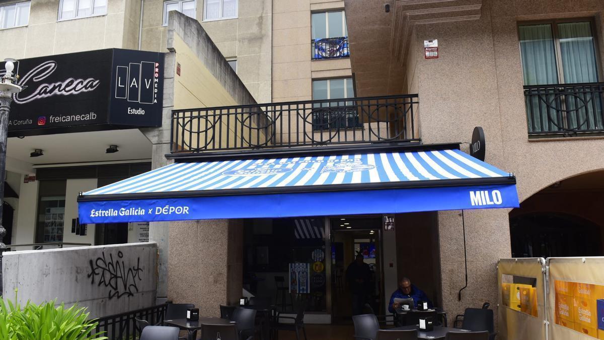 Toldo blanquiazul de uno de los bares de Riazor.