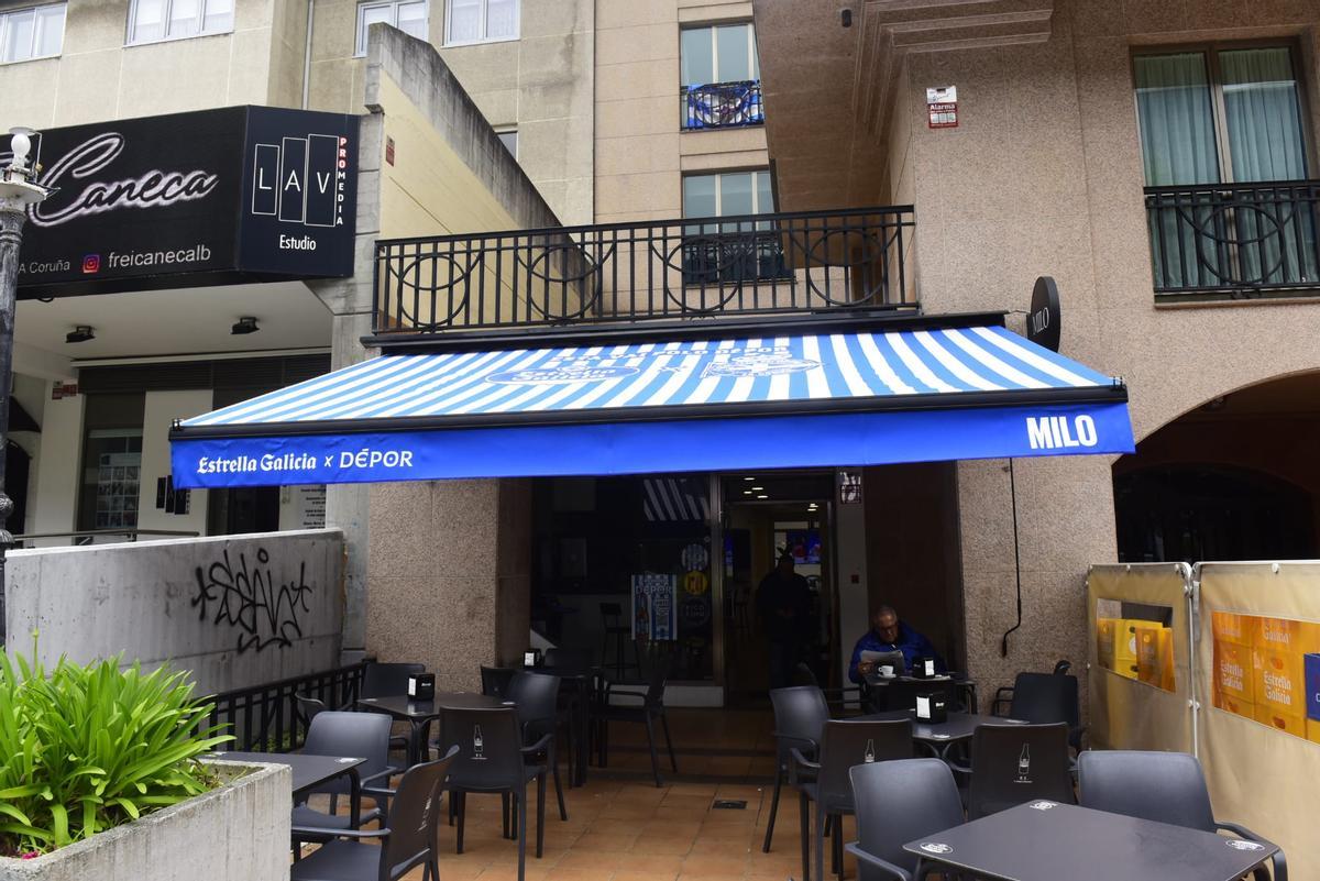 Toldo blanquiazul de uno de los bares de Riazor.