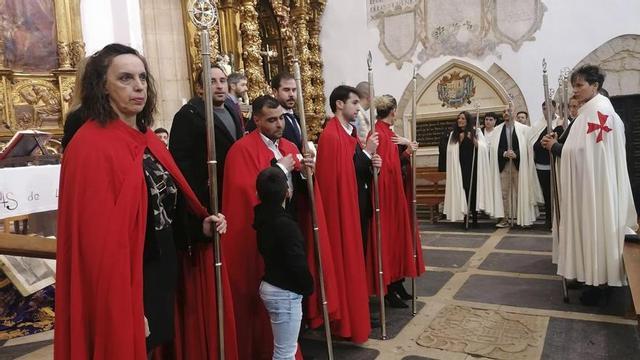 Acto de posesión de los nuevos abades de la hermandad en la iglesia de San Julián de los Caballeros. | M. J. C.
