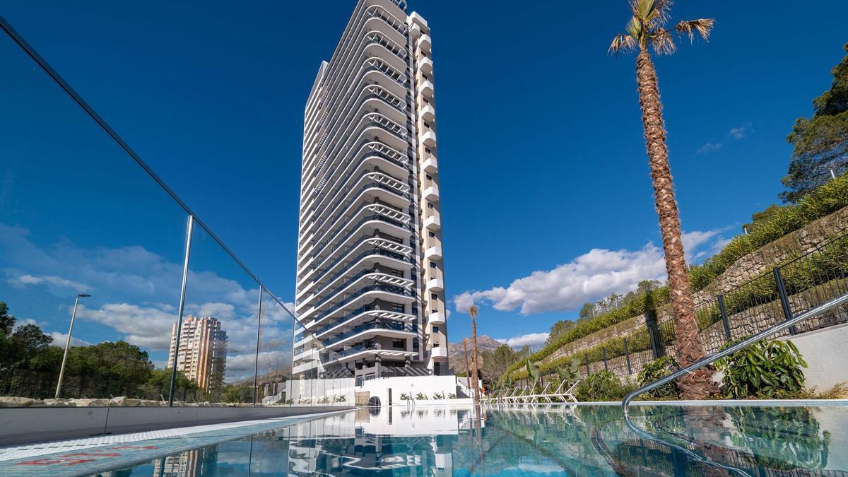 Eagle Tower by TM es el residencial donde se fusionan el mar, el golf y la naturaleza, y como telón de fondo, el icónico skyline de Benidorm.