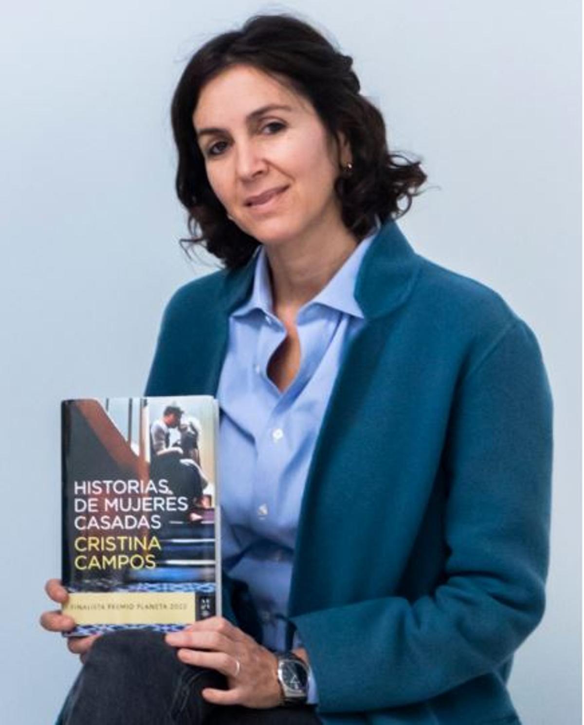 Cristina Carmpos con su libro.