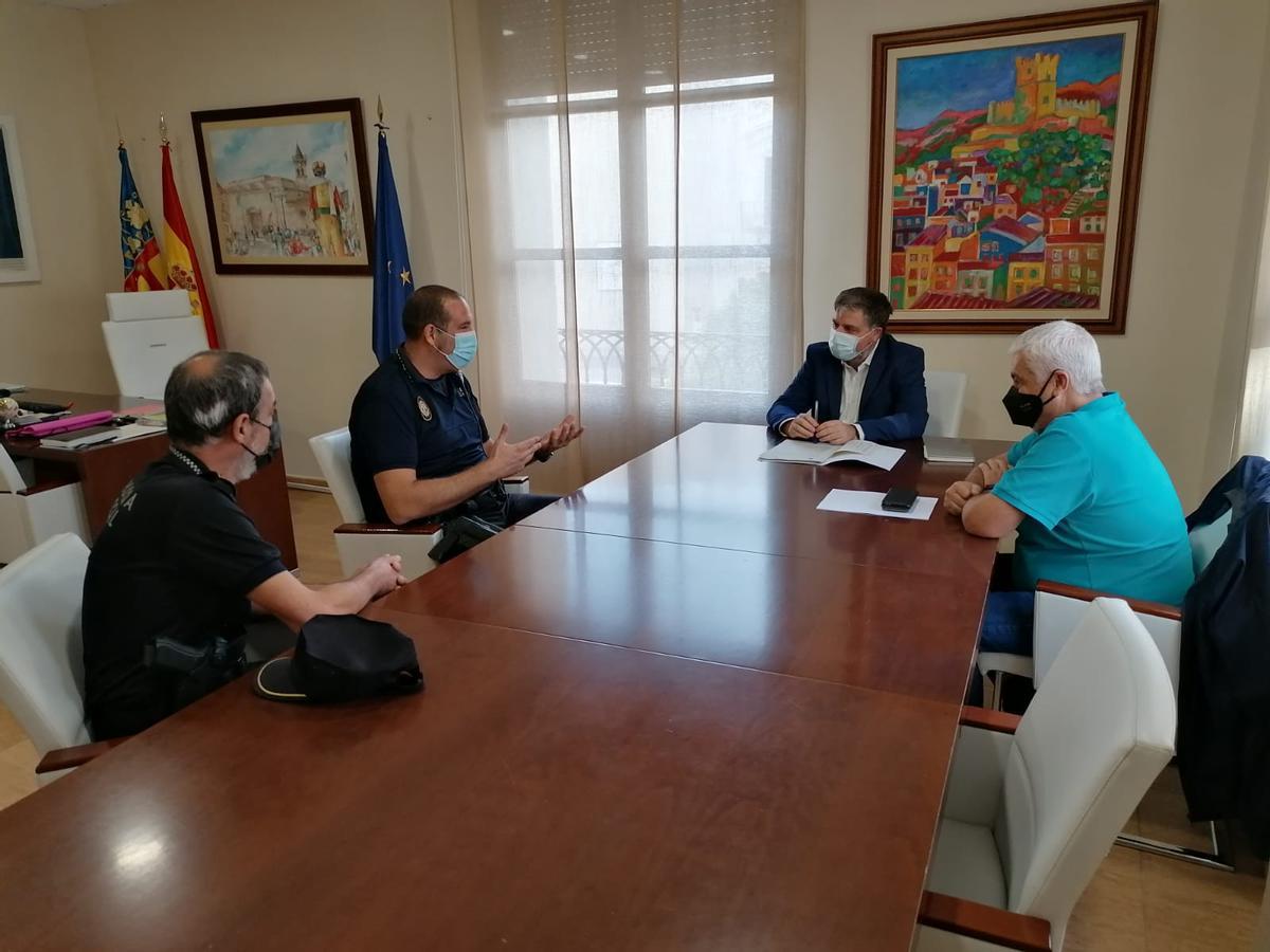 El agente José Antonio Santander con el alcalde y el concejal de Seguridad Ciudadana de Villena.