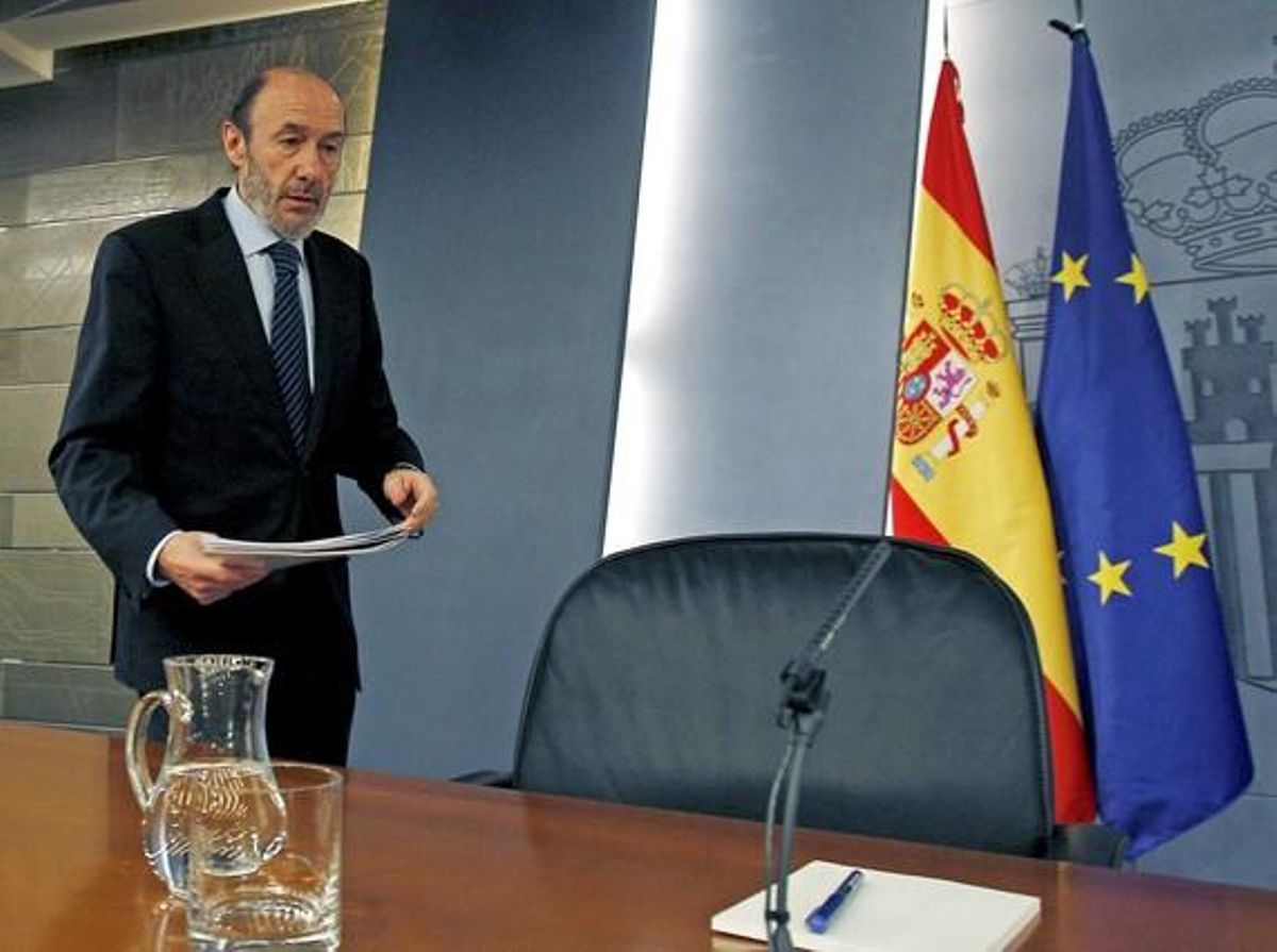 Rubalcaba, a l’arribar a la roda de premsa a la Moncloa el dia 4 de desembre, en la qual va anunciar el decret de l’estat d’alarma davant el caos als aeroports.