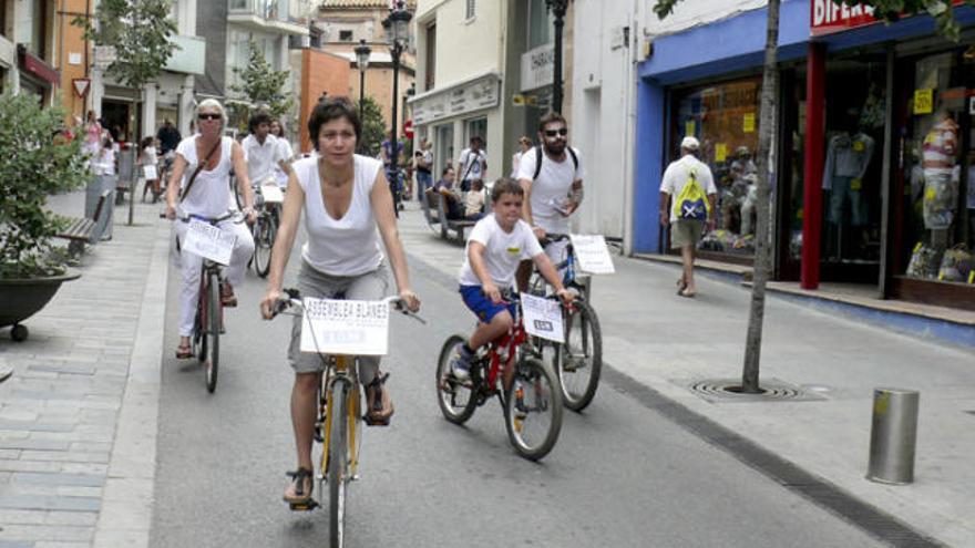 Blanes Els &quot;indignats&quot; es donen a conèixer per la vila en bicicleta