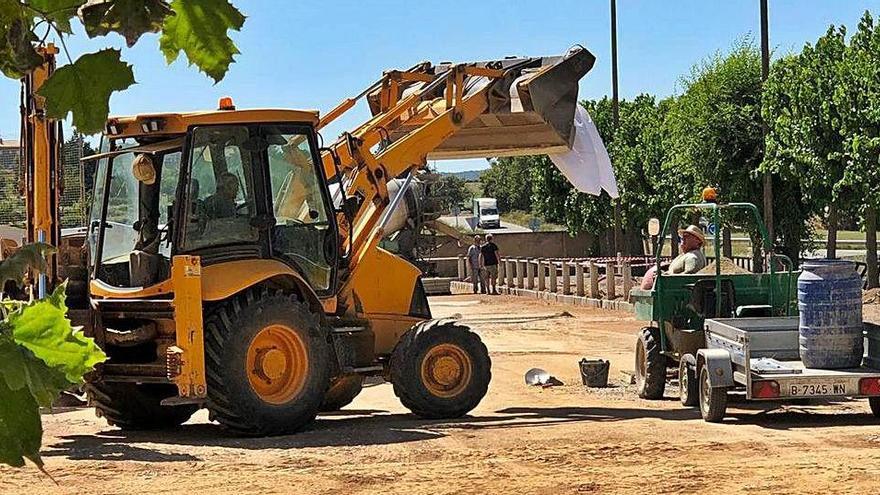 Una màquina treballant al terreny de joc del Casserres CF