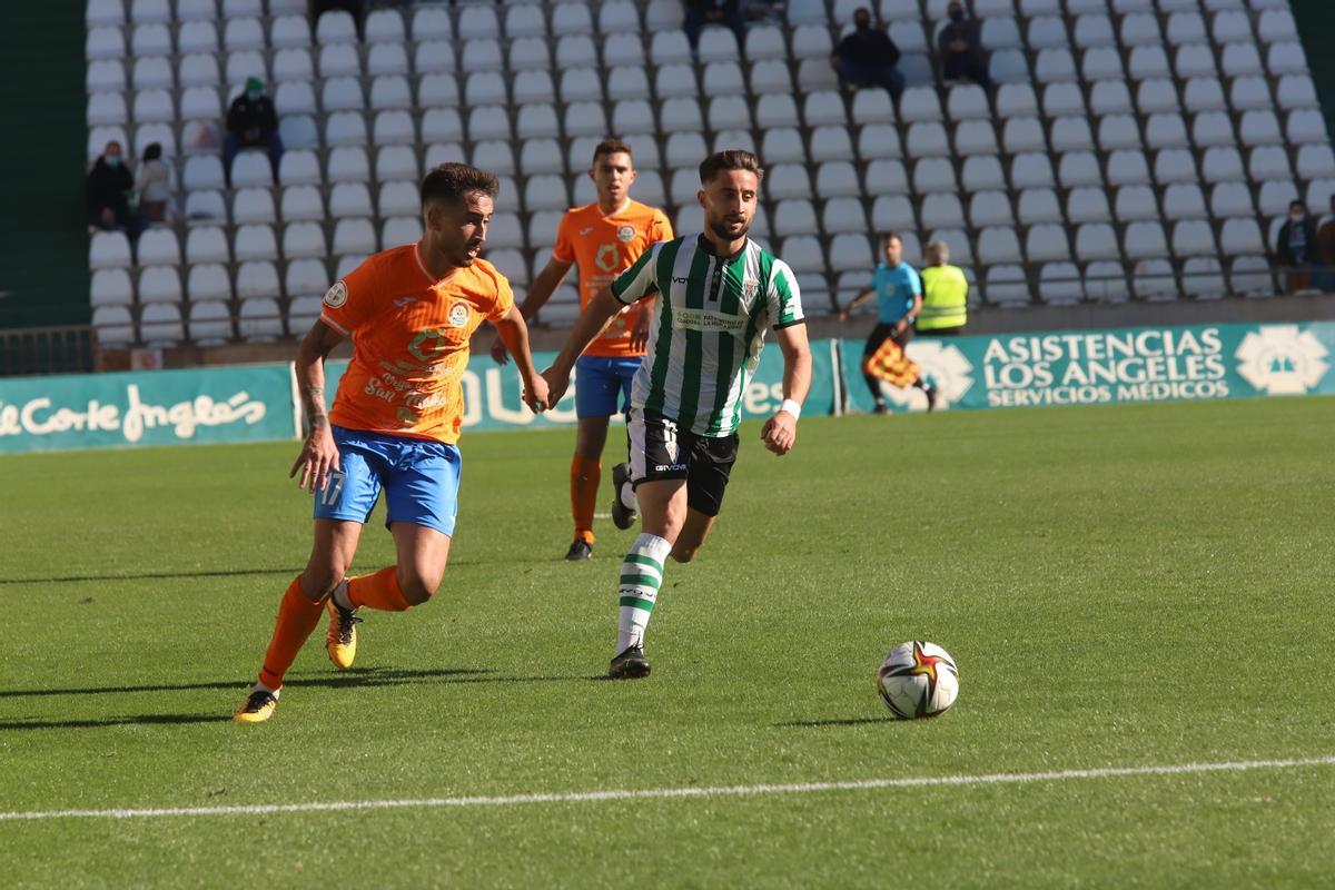 Los hermanos Omar y Azael Perdomo, en una acción del partido entre el Córdoba CF y el Panadería Pulido en El Arcángel.