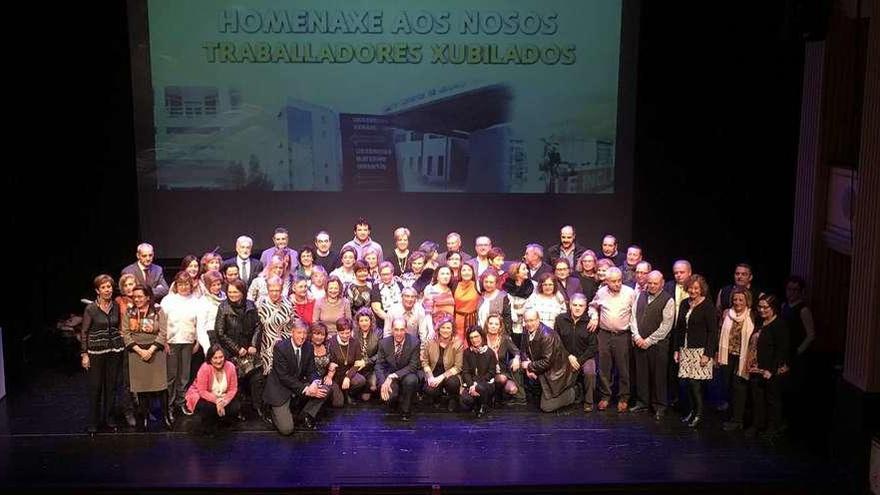 Foto de familia de los directivos sanitarios y parte de los homenajeados ayer en el Teatro Principal. // I.Osorio