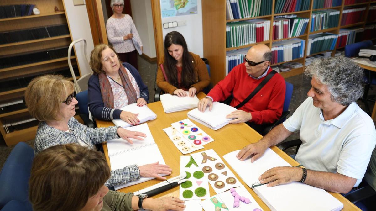 Participantes en el club de lectura de la Biblioteca Braille de la ONCE, ayer, en la sede de Vigo.   | // ALBA VILLAR