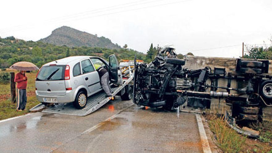 El camión volcado, junto al coche contra el que colisionó, ayer por la mañana cerca de Palmanyola, en Bunyola.