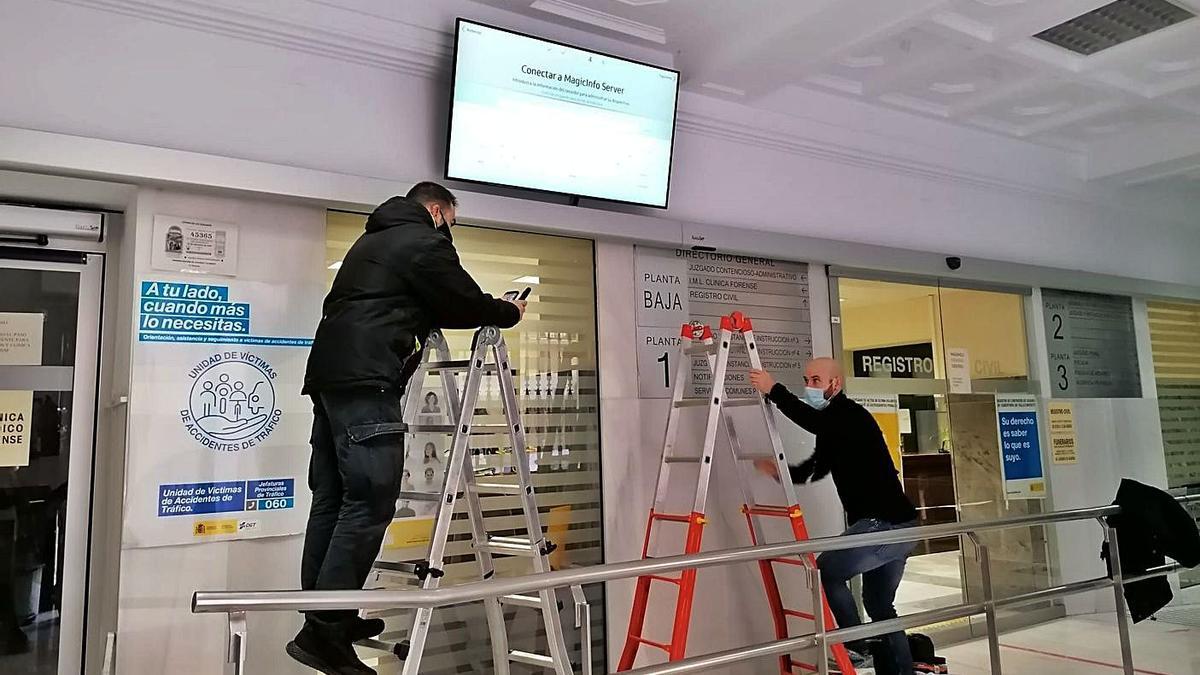 Entrada a la oficina del Registro Civil en el Palacio de Justicia.