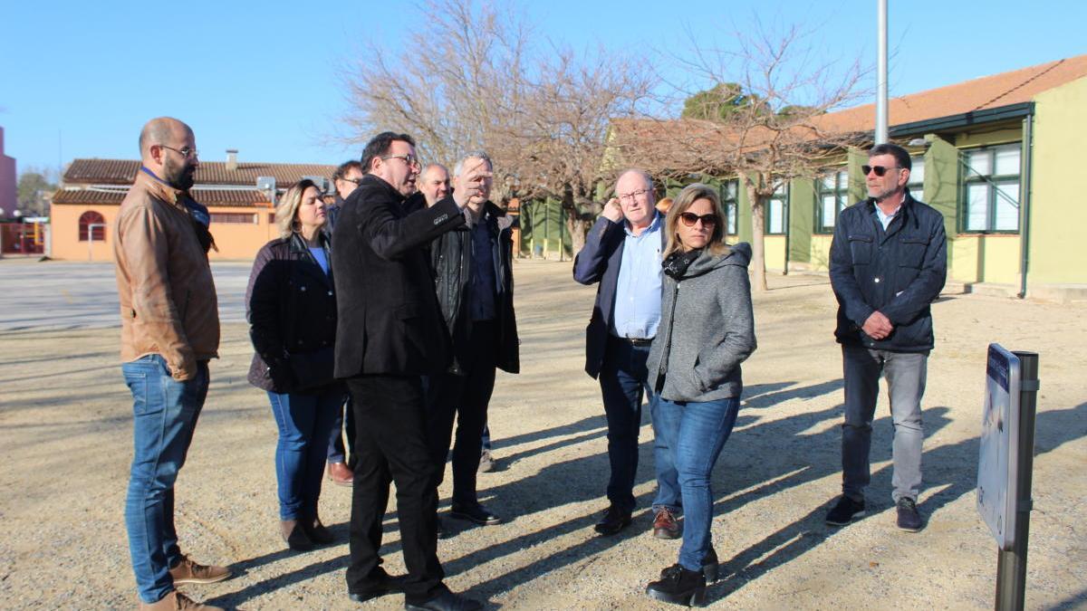 L&#039;alcalde de Perelada, Pere Torrent, amb responsables d&#039;Educació.