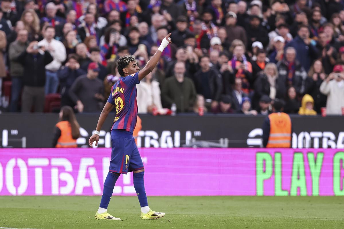 Lamine Yamal celebra su tercer gol, el primer triplete con el Barça.