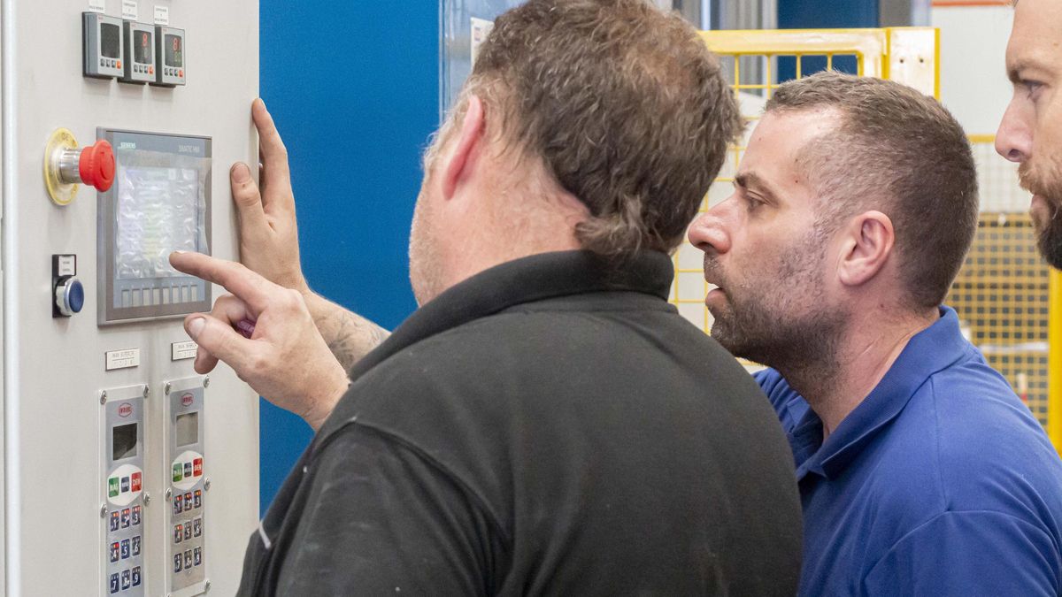 Uso de la nueva maquinaria para la fabricación de gran formatio.