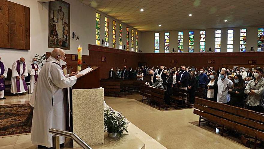 Funeral por Fernández Tonda, ayer, en San Nicolás de Bari. | Juan Plaza