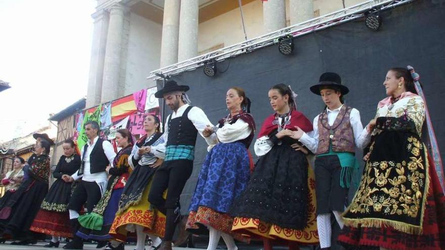 Los integrantes del grupo Tierras de Toro ofrecen al público El Bolero de Bustillo del Oro. Foto