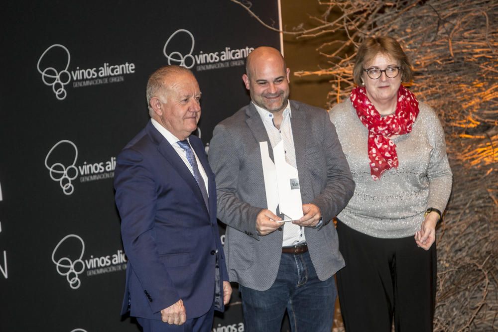 La DOP Vinos Alicante entrega al Museo del Prado el Premio Fondillón