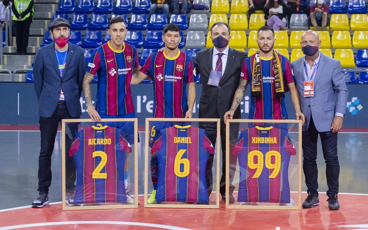 Imagen del homenaje a los tres azulgranas tras el partido