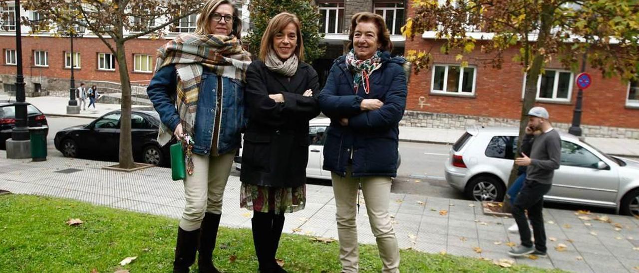 Marina Álvarez Hernández, Marián Campo y Pilar Castro, frente a la Facultad de Formación del Profesorado, en Oviedo.