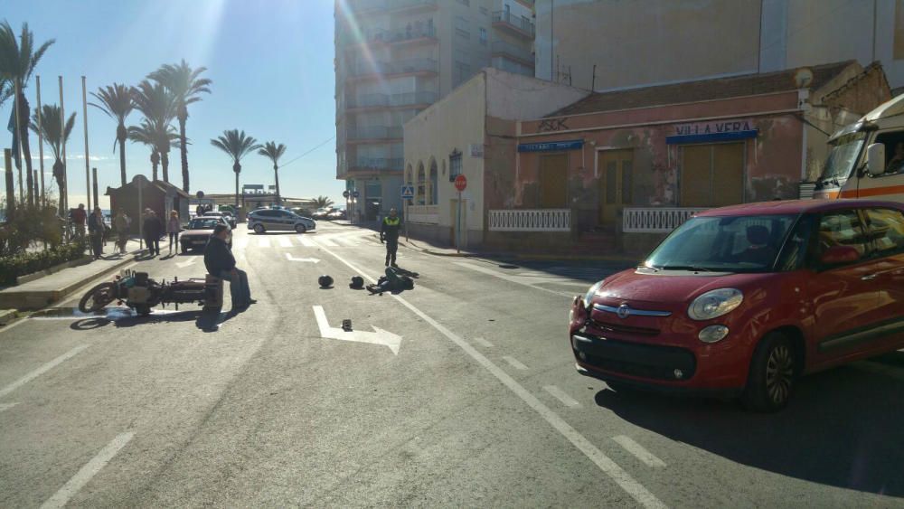 Accidente de entre un motorista y un coche en la zona de la playa del Cura. La conductora de  la moto fue trasladada con un fuerte golpe en las costillas al Hospital Universitario de Torrevieja