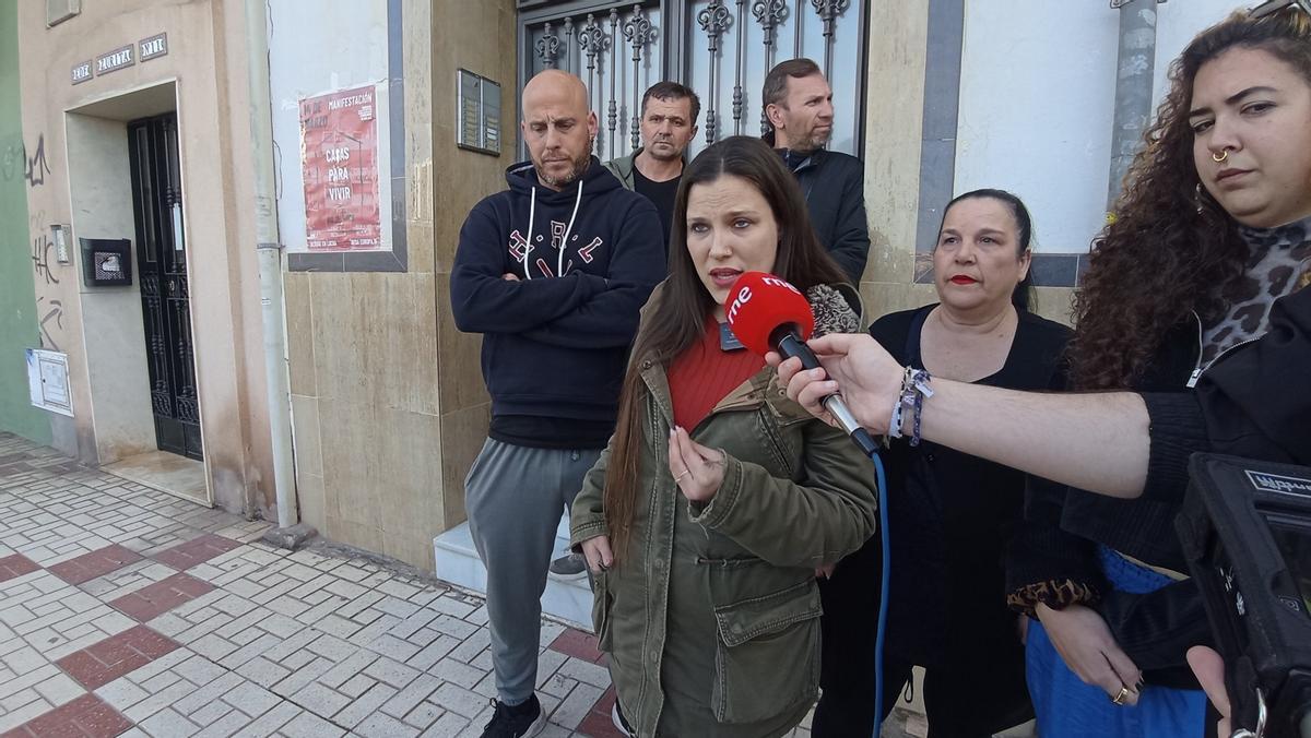 Jessica, portavoz de los inquilinos de la avenida de Europa, 15, en un momento de la rueda de prensa.