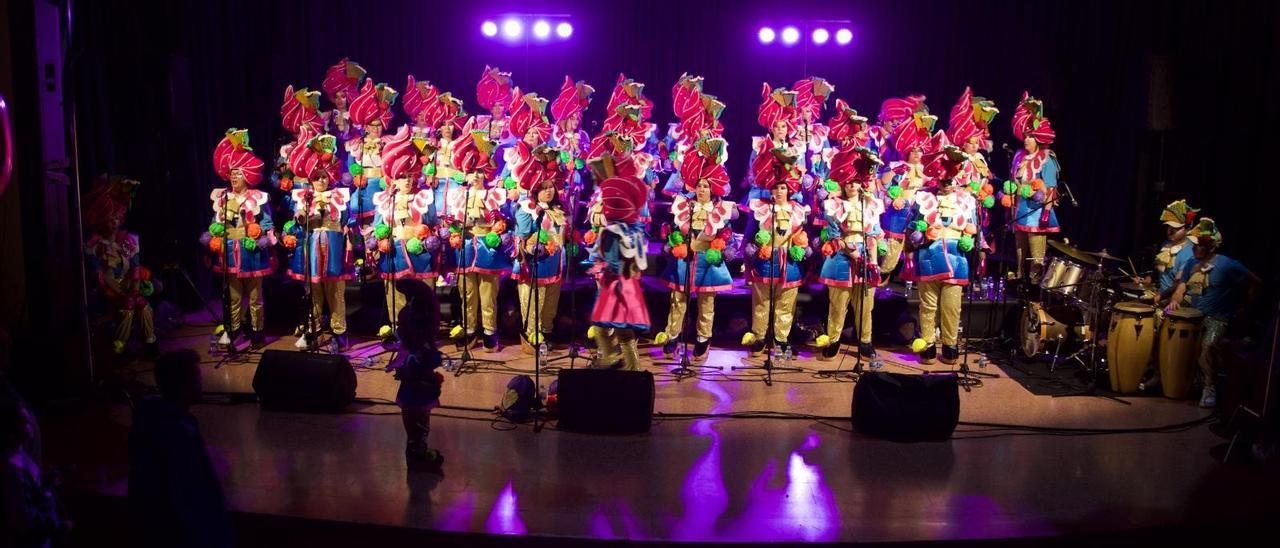 Las componentes de Las Golisnionas en la presentación de la fantasía que traerán este año a los Carnavales.