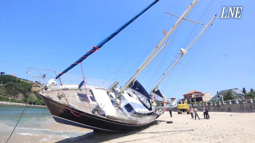 Así sacaron el barco varado en la playa de Ribadesella
