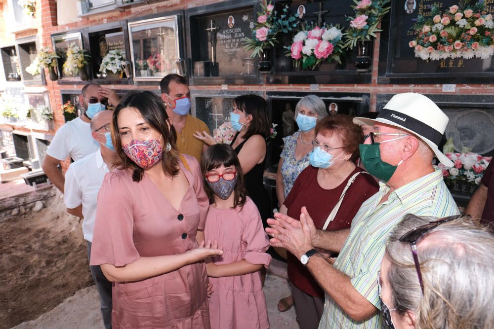 10-08-20 Inicio de la exhumacion de la fosa comun del cementerio de Monovar con fusilados y represaliados de la Guerra Civil y el franquismo, visita de la consellera Rosa Perez Garijo, memoria historica