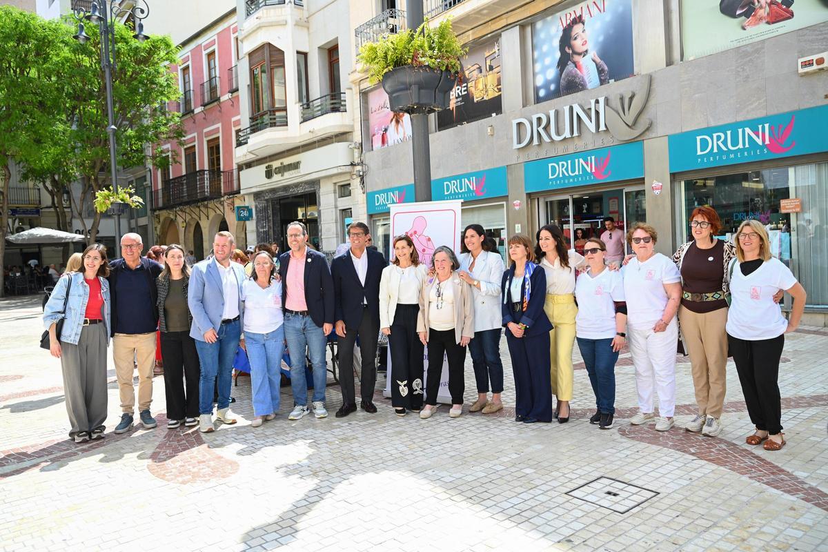 Foto de familia de los responsables municipales y miembros de la Asociación de Fibromialgia de Elche