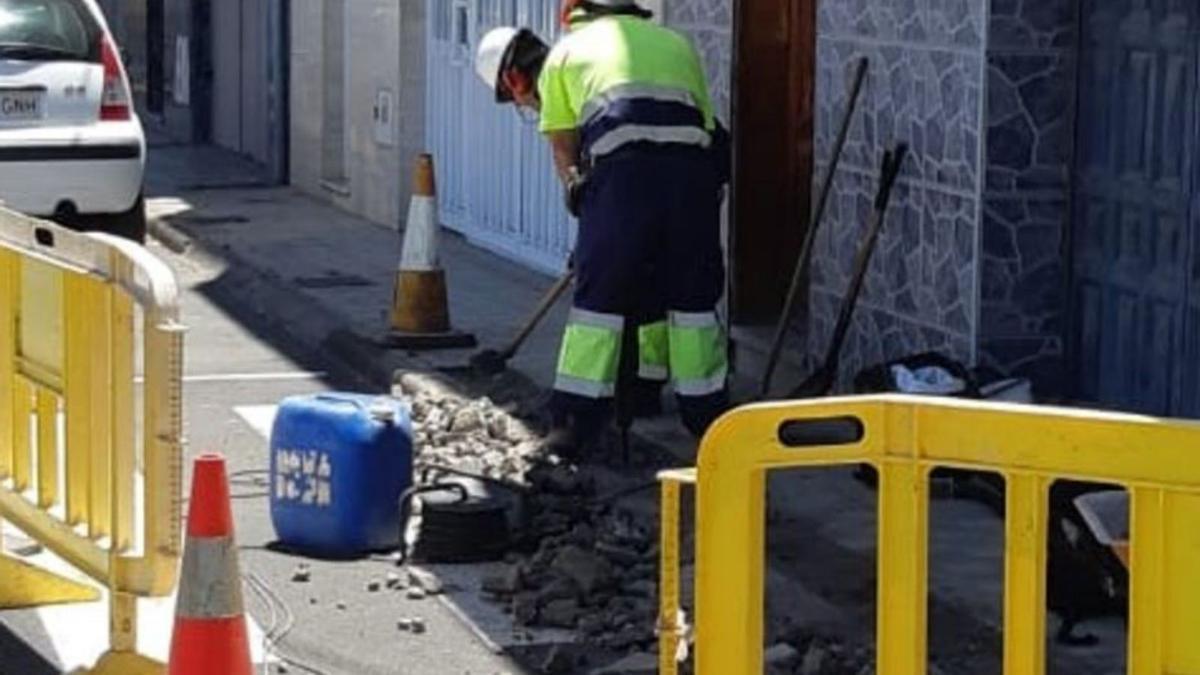 Unos trabajos en la red de abastecimiento en el municipio.