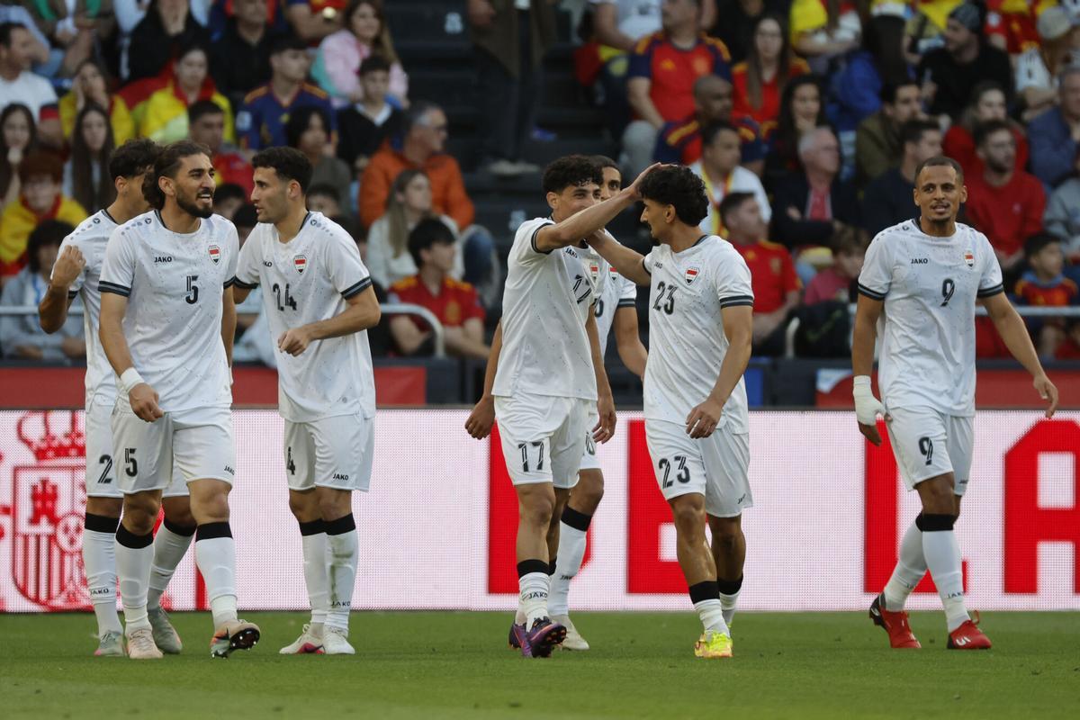 A CORUÑA, 04/06/2026.- El defensa de la selección iraquí de fútbol Merchas Ghazi (2-d) celebra con sus compañeros tras marcar el 1-1, durante el partido amistoso de preparación para el Mundial que los combinados nacionales de España e Irak disputan este jueves en el estadio de Riazor, en A Coruña. EFE/Lavandeira