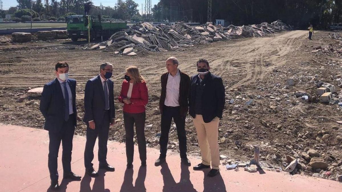 Salado y representantes municipales, ayer, en la visita a las obras del Centro de Tecnificación. | L. O.