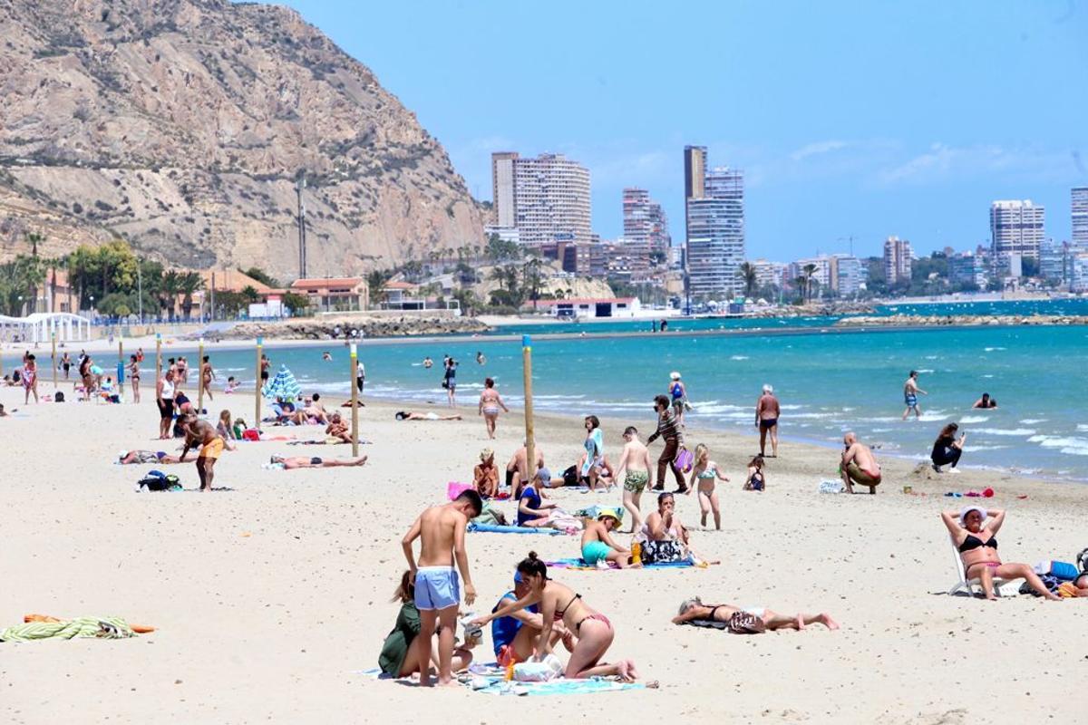 Bañistas en la playa del Postiguet de Alicante, "abierta" todo el año