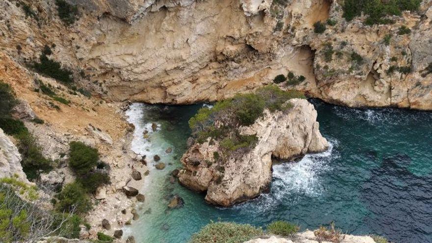 Los bañistas se pierden en el acantilado de Xàbia al buscar una cala inaccesible