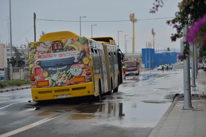 Guagua atrapada en un socavón en Blas Cabrera Felipe